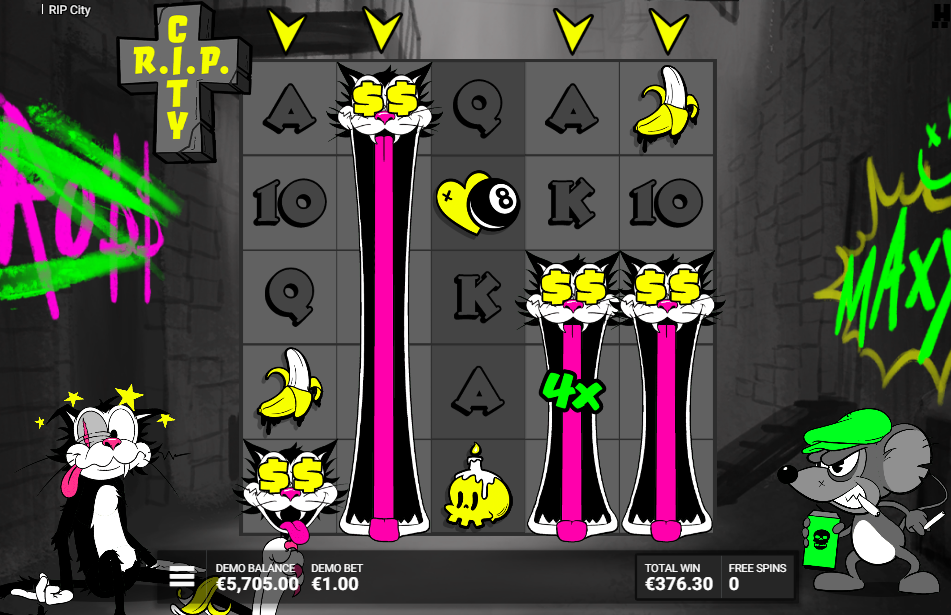 Final Maxx Bonus spin with a single Wild Cat on the bottom row of reel 1 and three expanded cats beside it